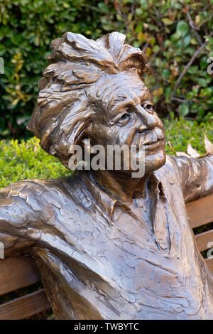 Sedona, AZ - 22. November 2017: Nahaufnahme des Gesichts einer Bronzestatue von Albert Einstein von Gary Lee Preis sitzt auf einer Bank im Tlaquepaque EIN Stockfoto