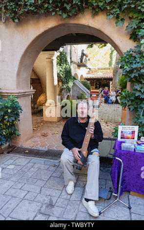 Sedona, AZ - 22. November 2017: Michael Kollwitz spielt den Chapman Stick Shopper zu unterhalten und seine CDs an der Tlaquepaque Kunst & Shopping Vil verkaufen Stockfoto