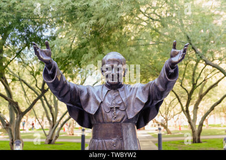 Phoenix, AZ - 25. November 2017: Diese Statue von Papst Johannes Paul II. in der Nähe von St Mary's Basilika wurde in Pietrasantre, Italien warf seinen Besuch zu gedenken. Stockfoto