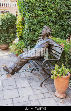 Sedona, AZ - 22. November 2017: Seitenansicht einer Bronzestatue von Albert Einstein von Gary Lee Preis sitzt auf einer Bank im Tlaquepaque Kunst & Shopping V Stockfoto