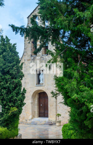 Die Kirche in Gigondas steht bei fast den höchsten Punkt des Dorfes. Stockfoto