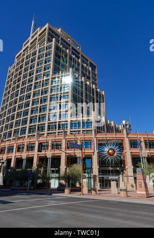 Phoenix, AZ - November 25, 2017: Rathaus mit seinem Wahrzeichen sunburst über den Eintrag und einem passenden Sunflare aus glänzende Glasfenster oben. Stockfoto