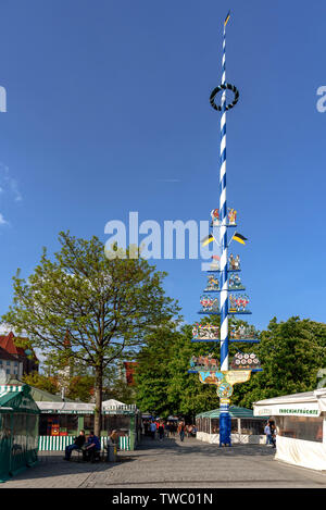 Der Maypole auf dem Victualmarkt / Viktualienmarkt München am Tag Stockfoto