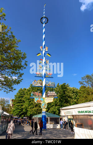 Der Maypole auf dem Victualmarkt / Viktualienmarkt München am Tag Stockfoto