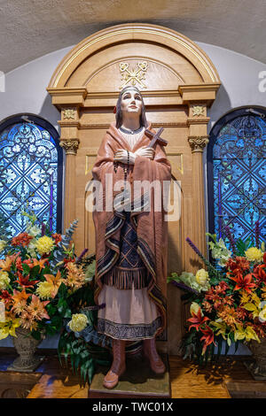 Phoenix, AZ - November 25, 2017: Statue des Hl. Kateri Tekakwitha die erste Native American Saint befindet sich die Basilika St. Maria. Sie ist die Schutzpatronin der Stockfoto