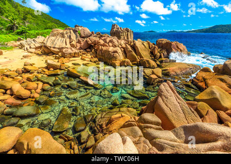 La Digue, Seychellen, natürlichen Pool. Luftbild des Pools im Anse Caiman zwischen Anse Fourmis und Anse Cocos von riesigen Felsformationen geschützt Stockfoto