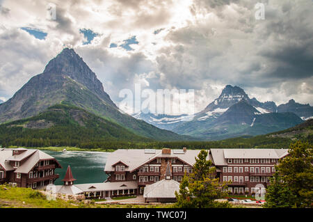 Browning, MT - Juli 10, 2010: Many Glacier Hotel liegt am Swiftcurrent Lake im Glacier National Park. Stockfoto