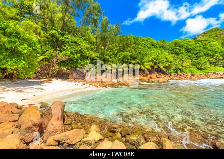 La Digue, Seychellen Inseln. Remote Anse Caiman mit unberührten Strand von Anse Fourmis und Anse Cocos von riesigen Felsformationen geschützt. Anse Caiman Stockfoto