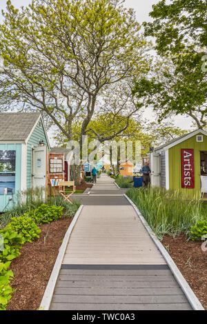 Hyannis, MA - 10. Juni 2019: Die HyArts Künstler shanties in Bismore Park sind von der Waterfront. Stockfoto