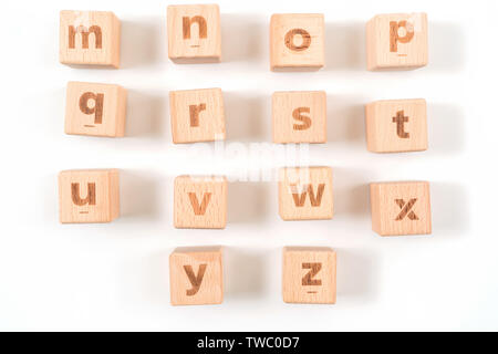 Alphabet auf Holz, weißer Hintergrund Stockfoto