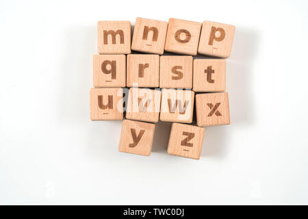Alphabet auf Holz, weißer Hintergrund Stockfoto