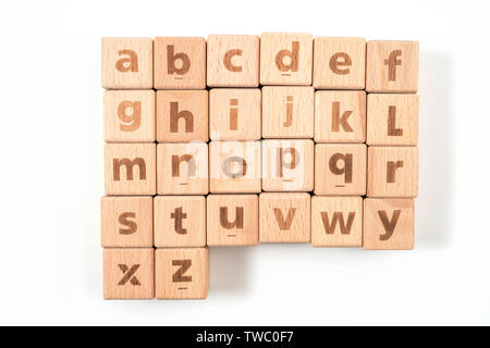 Alphabet auf Holz, weißer Hintergrund Stockfoto