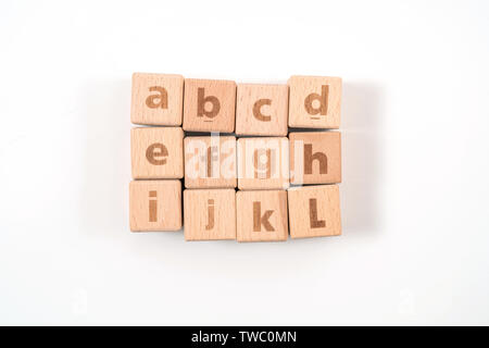 Alphabet auf Holz, weißer Hintergrund Stockfoto