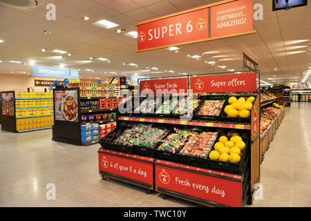 Super 6 Gemüse und Obst gibt es im neuen Aldi Store in Lancashire UK Stockfoto