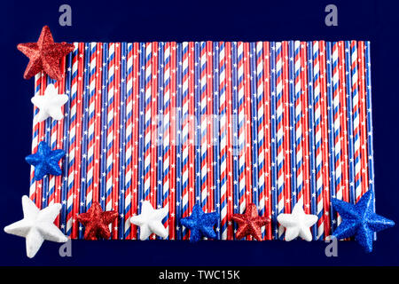 Flach der patriotischen Pailletten in Rot, Weiß und Blau mit Sternen. Blauen Hintergrund. Viel Platz kopieren. Stockfoto