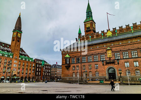 Ein Geschäftsmann Spaziergänge an Kopenhagen Rathaus und dem Scandic Palace Hotel am Radhuspladsen, oder Rathausplatz. Kopenhagen, Dänemark. Januar 2019. Stockfoto