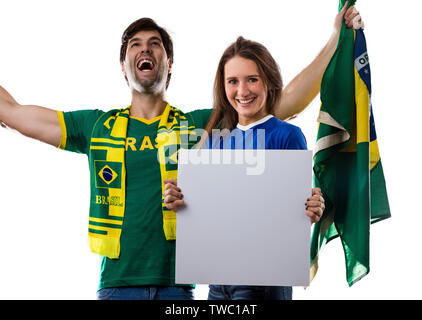 Brasilianische Paar hält Weiße leere Platinen auf einem weißen Hintergrund. Stockfoto