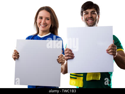 Brasilianische Paar hält Weiße leere Platinen auf einem weißen Hintergrund. Stockfoto