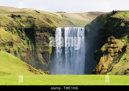 Skogafoss Wasserfall. Wahrzeichen von Island. Sommer Landschaft an einem sonnigen Tag. Erstaunlich in der Natur Stockfoto