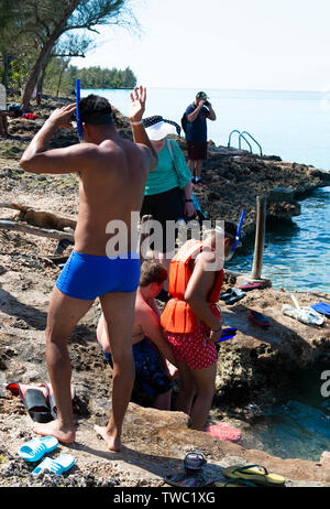 Touristen ins Meer zum Schnorcheln und Tauchen gegenüber der Höhle von Fischen (Cueva de los Peses) Playa Larga, Kuba Stockfoto