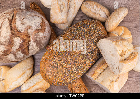 Leckeren frisch gebackenes Brot auf rustikalen Holztisch. Stockfoto