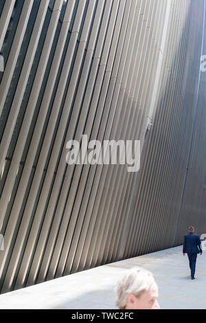 Unter der neuen Architektur, die in der City arbeiten, und Geschäftsleute entlang Bevis Marks in der Stadt London, der Bezirk der Hauptstadt, die am 17. Juni 2019 in London, England. Stockfoto