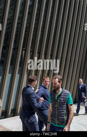 Unter der neuen Architektur, die in der City arbeiten, und Geschäftsleute entlang Bevis Marks in der Stadt London, der Bezirk der Hauptstadt, die am 17. Juni 2019 in London, England. Stockfoto