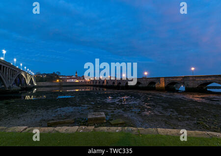 Herbst Dämmerung über der 1634 Bridge End, einem alten kleinen ach Brücke gebaut, die die Stadt Berwick-upon-Tweed über den Fluss Tweed in Northu Stockfoto