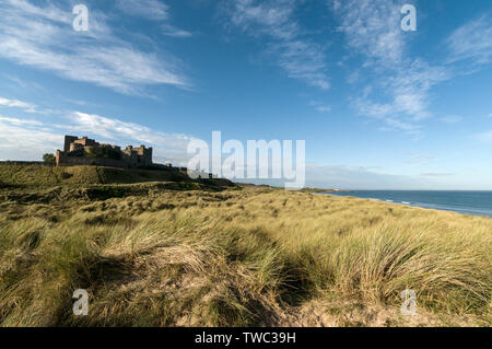 Bamburgh Castle im Dorf Bambrugh, mit Blick auf die Nordsee in Northumberland, Großbritannien Stockfoto