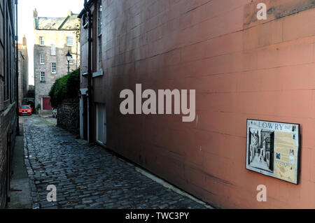 Eine schmale Straße mit Kopfsteinpflaster, Sallyport in der Captain's Quarters von Berwick-upon-Tweed in Northumberland, Großbritannien. Als Teil der Lowry Trail, Engli Stockfoto