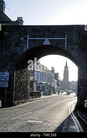 Eines der wichtigsten Burgtore, Marygate, und ist Teil der mittelalterlichen Stadtmauer und des hohen Turms des Rathauses in Berwick-upon-Tweed in Stockfoto