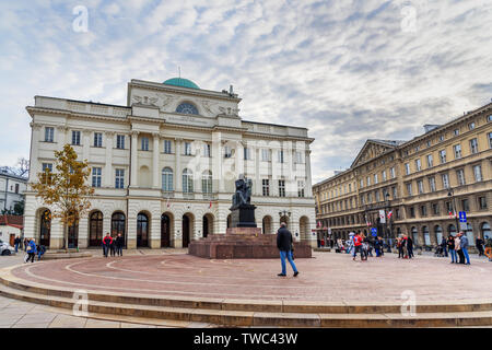 Warschau, Polen - 12. November 2018: staszic Palace und Nicolaus Copernicus Denkmal Stockfoto