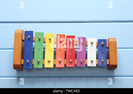 Bunte Spielzeug Xylophon auf hölzernen Hintergrund Stockfoto