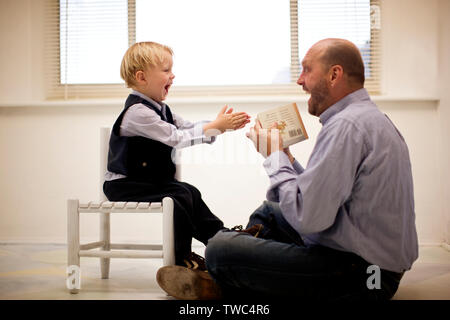 Vater erzählte Geschichte zu Sohn Stockfoto