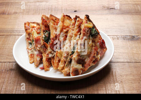 Pizza Slices auf Platte mit Holz- Hintergrund Stockfoto