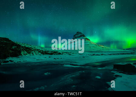 Nordlichter über Kirkjufell und Kirkjufellsfoss Wasserfall in Island Stockfoto