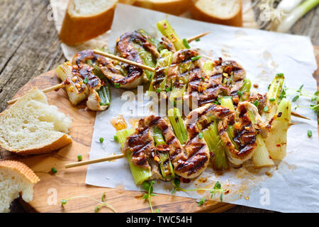 Warme Spanische Pincho Vorspeisen Gegrilltes Schweinefilet Mit Fruhlingszwiebeln Stockfotografie Alamy