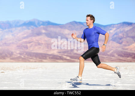 Mann outdoor sprinten Laufen für Erfolg. Männliche fitness Runner sport Athleten im Sprint mit großer Geschwindigkeit in der schönen Landschaft in der Wüste. Stockfoto