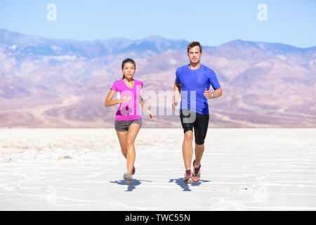 Fitness Sport Paar draußen joggen laufen auf den Weg in die Wüste Landschaft. Stockfoto