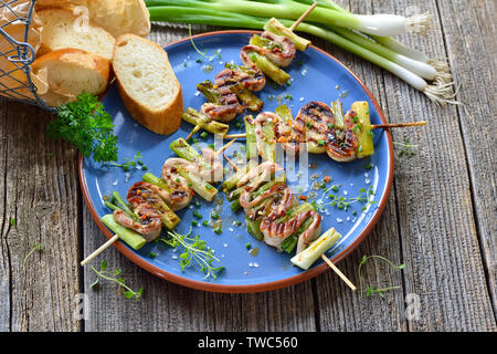 Warme Spanische pincho Vorspeisen: Gegrilltes Schweinefilet mit Frühlingszwiebeln Stockfoto