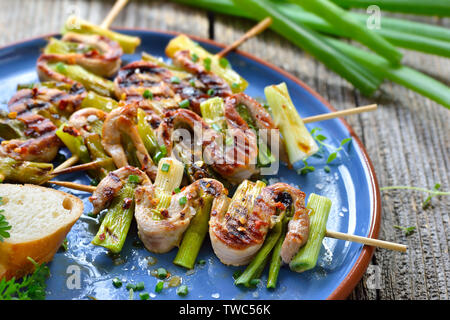 Warme Spanische pincho Vorspeisen: Gegrilltes Schweinefilet mit Frühlingszwiebeln Stockfoto