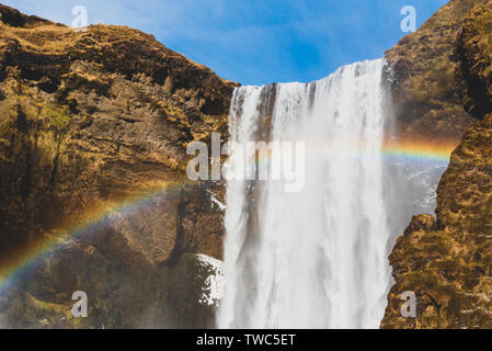 Skogafoss ist einer von Islands größten und schönsten Wasserfälle mit einer erstaunlichen Breite von 25 Metern und einem Rückgang von 60 Meter, im Süden Ic entfernt Stockfoto