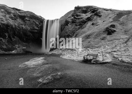 Skogafoss ist einer von Islands größten und schönsten Wasserfälle mit einer erstaunlichen Breite von 25 Metern und einem Rückgang von 60 Meter, im Süden Ic entfernt Stockfoto