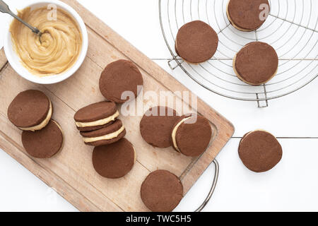 Hausgemachte Chocolate Peanut Butter shortbread Kekse. Runde Schokolade Butterkekse mit Peanut butter Creme in der Mitte Stockfoto