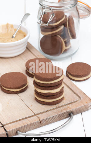 Hausgemachte Chocolate Peanut Butter shortbread Kekse. Runde Schokolade Butterkekse mit Peanut butter Creme in der Mitte Stockfoto