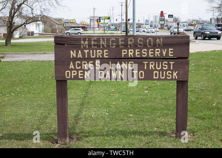 Ein verwittertes Schild, das das Mengerson Nature Preserve an der Stellhorn Road in Fort Wayne, Indiana, USA, markiert. Stockfoto