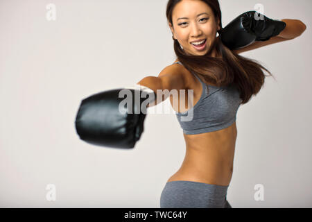 Junge kickboxer Stanzen im Studio. Stockfoto