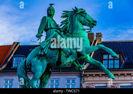 Statue von Bischof Absalon, dem legendären Gründer des 12. Jahrhundert die Stadt Kopenhagen. Kopenhagen, Dänemark. Januar 2019. Stockfoto