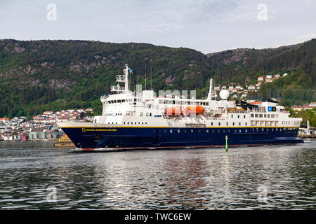 Kreuzfahrtschiff National Geographic Explorer Abfahrt ab Hafen von Bergen, Norwegen Stockfoto