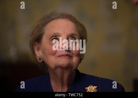 UNITED STATES - Juni 5, 2017: der ehemalige Außenminister Sate, Dr. Madeleine Albright grüßt Gast während einer privaten Mittagessen an der Marshall House. Albright Stockfoto